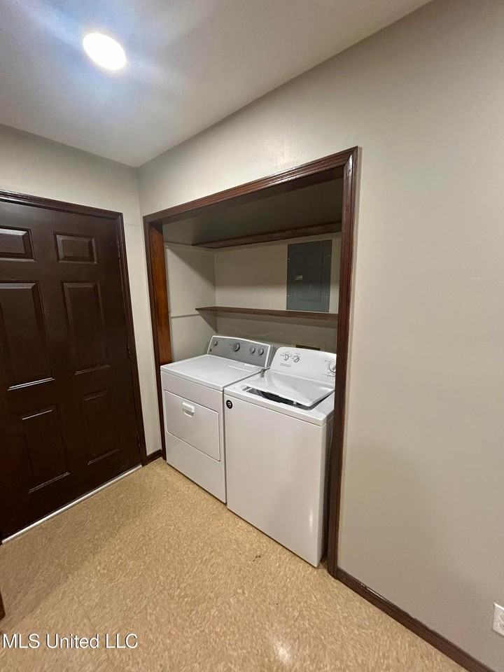 1008 Telly Rd - Photo 4 of 9