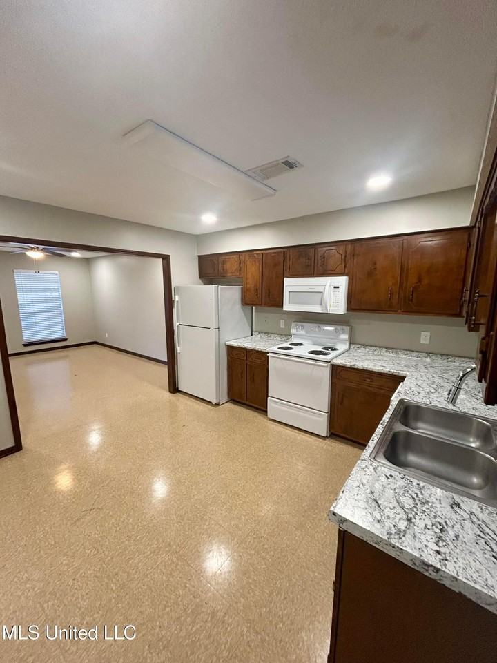 1008 Telly Rd - Photo 5 of 9