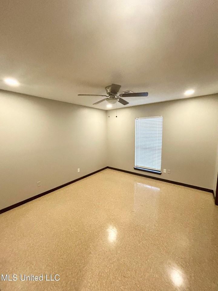 1008 Telly Rd - Photo 6 of 9