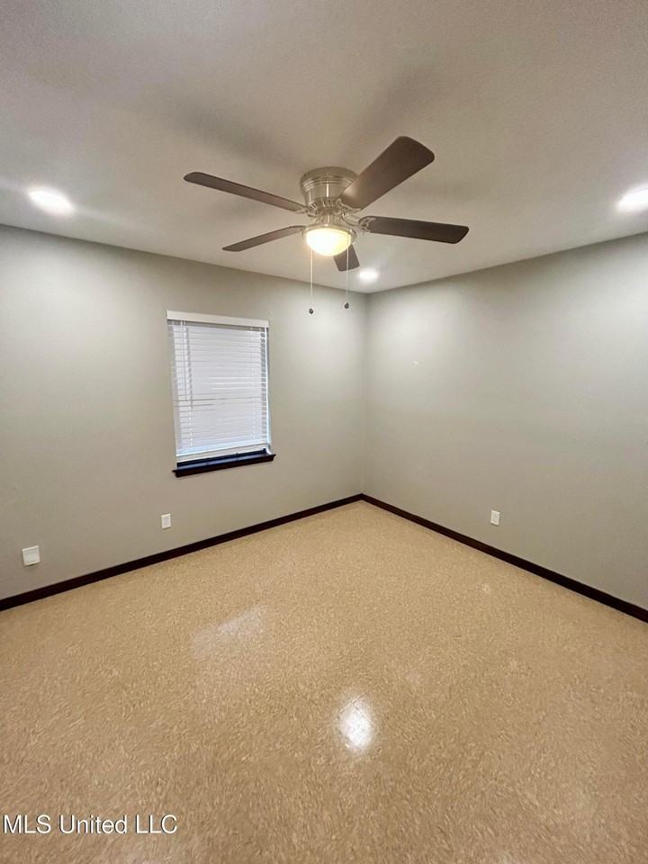 1008 Telly Rd - Photo 7 of 9