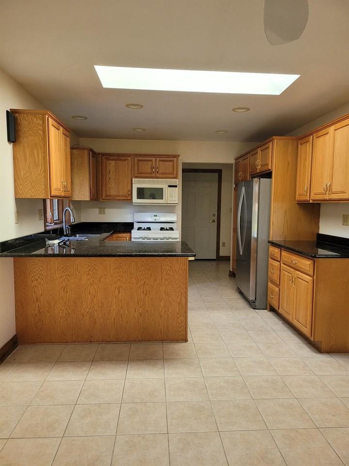 10349 Sutton Pl - Photo 7 of 32