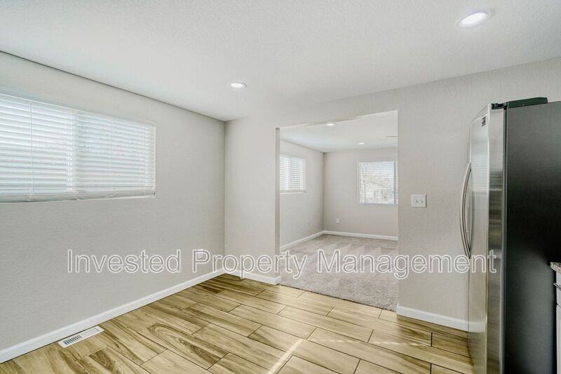 6820 Niagara St - Photo 6 of 17