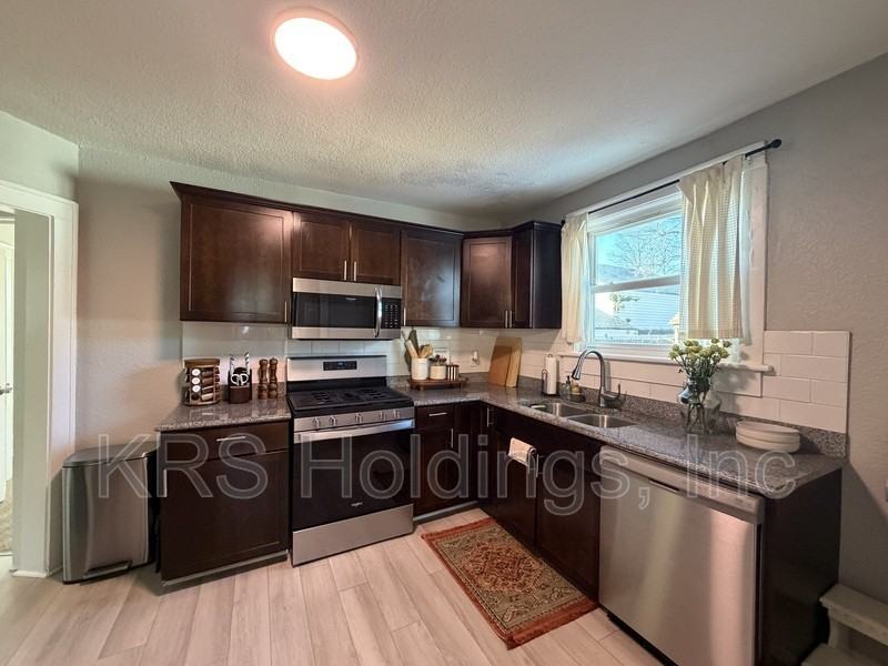 1088 Norview Ave - Photo 5 of 17