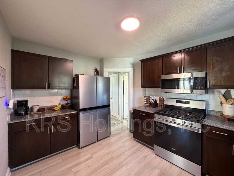 1088 Norview Ave - Photo 6 of 17