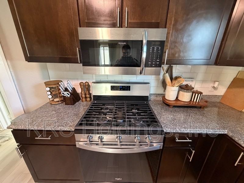 1088 Norview Ave - Photo 7 of 17