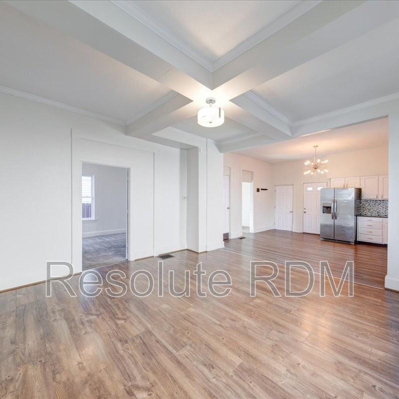 1154 Villa Ave - Photo 4 of 33