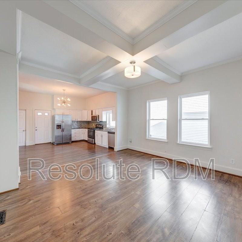 1154 Villa Ave - Photo 5 of 33