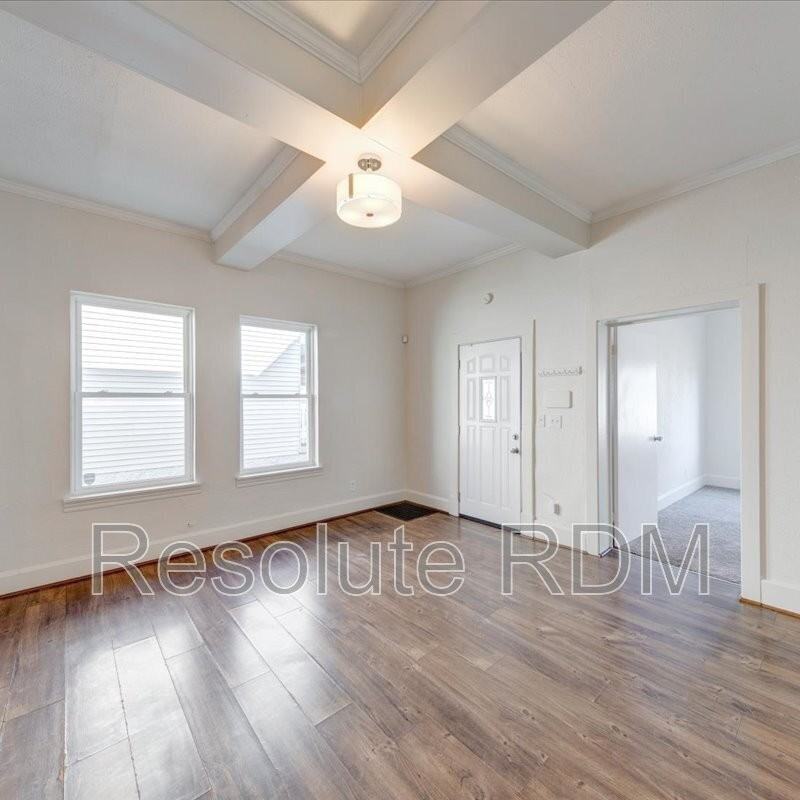 1154 Villa Ave - Photo 6 of 33