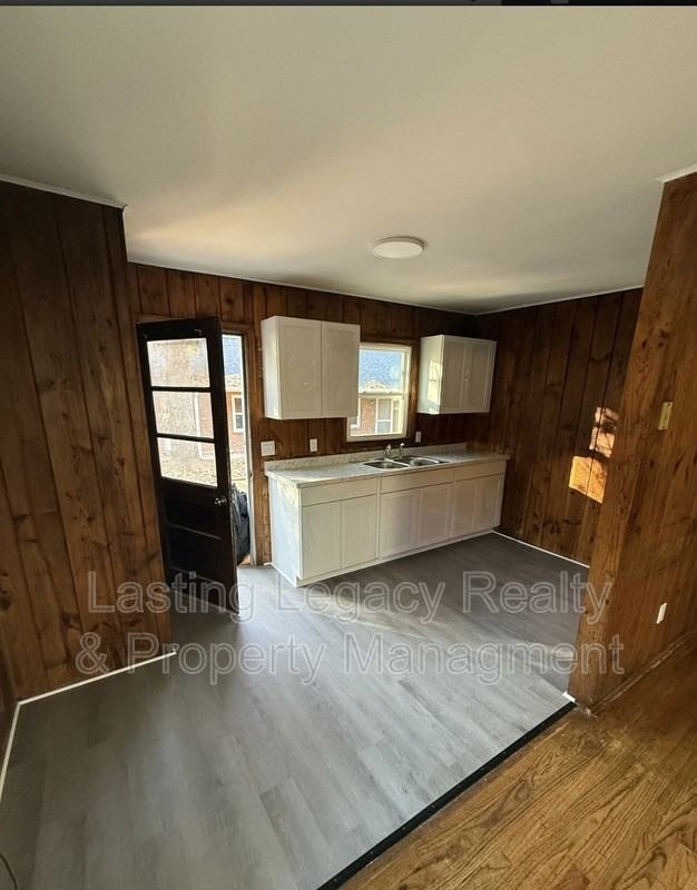 904 Marsh St - Photo 3 of 13