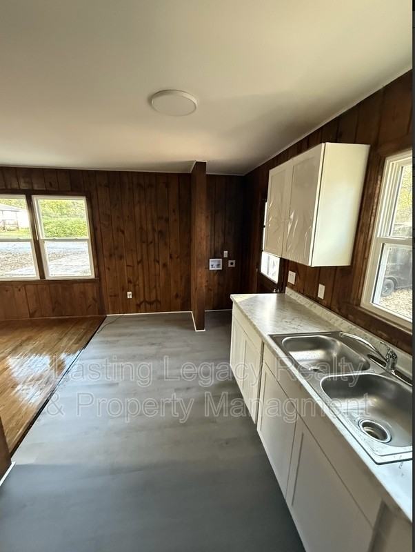 904 Marsh St - Photo 4 of 13