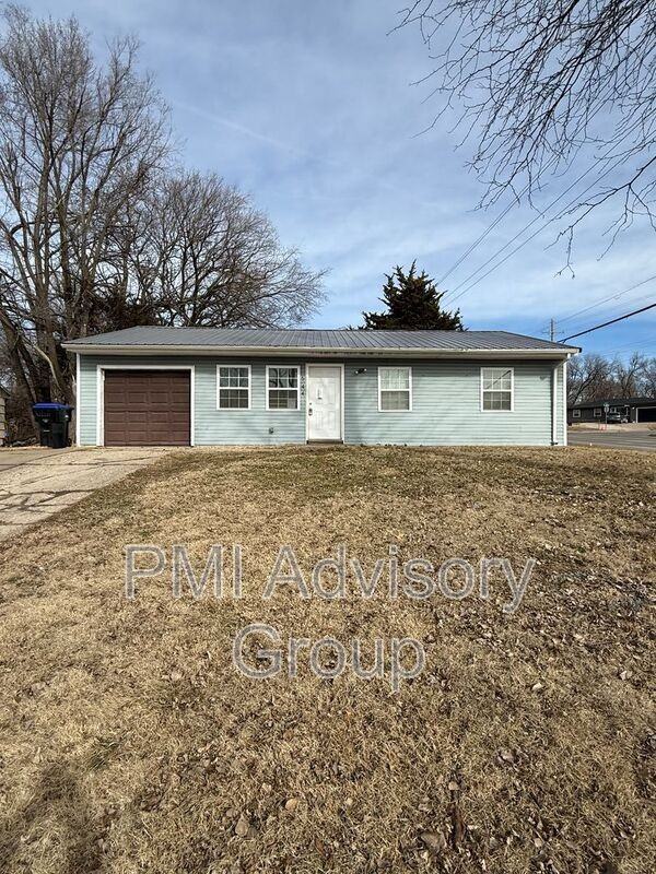 544 Se Colfax Pl - Photo 2 of 8