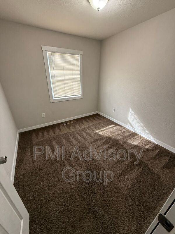 544 Se Colfax Pl - Photo 4 of 8
