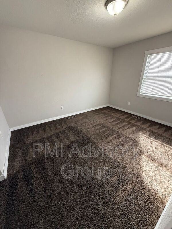 544 Se Colfax Pl - Photo 5 of 8