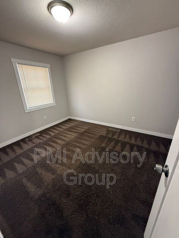 544 Se Colfax Pl - Photo 6 of 8