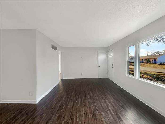 6705 N Charlotte St - Photo 4 of 15