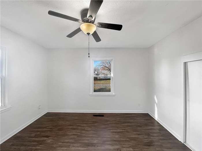 6705 N Charlotte St - Photo 6 of 15