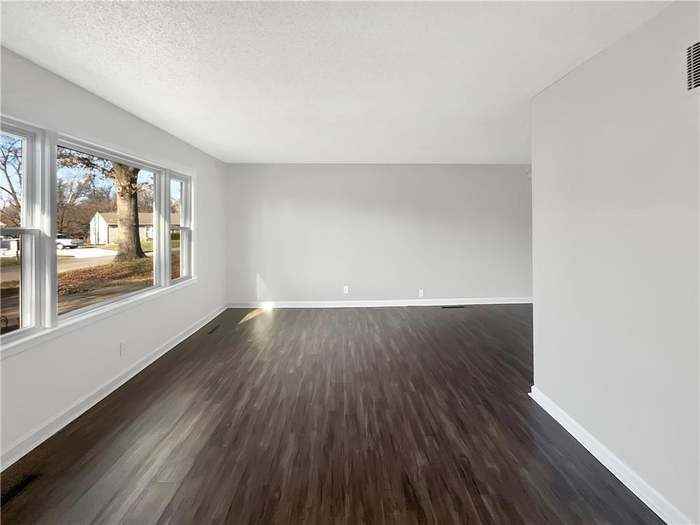 6705 N Charlotte St - Photo 7 of 15