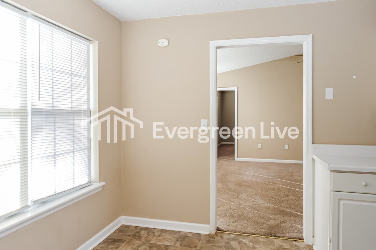 105 Coraetta Cir - Photo 4 of 15