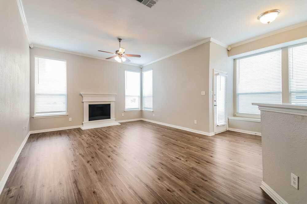 1042 Devonshire Dr - Photo 4 of 16