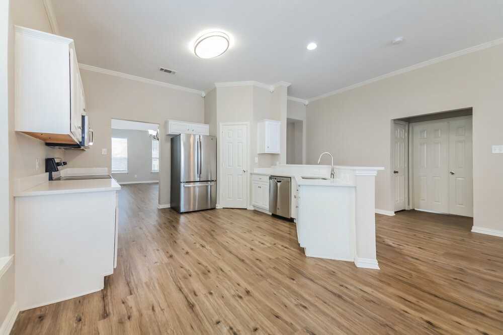 1042 Devonshire Dr - Photo 7 of 16