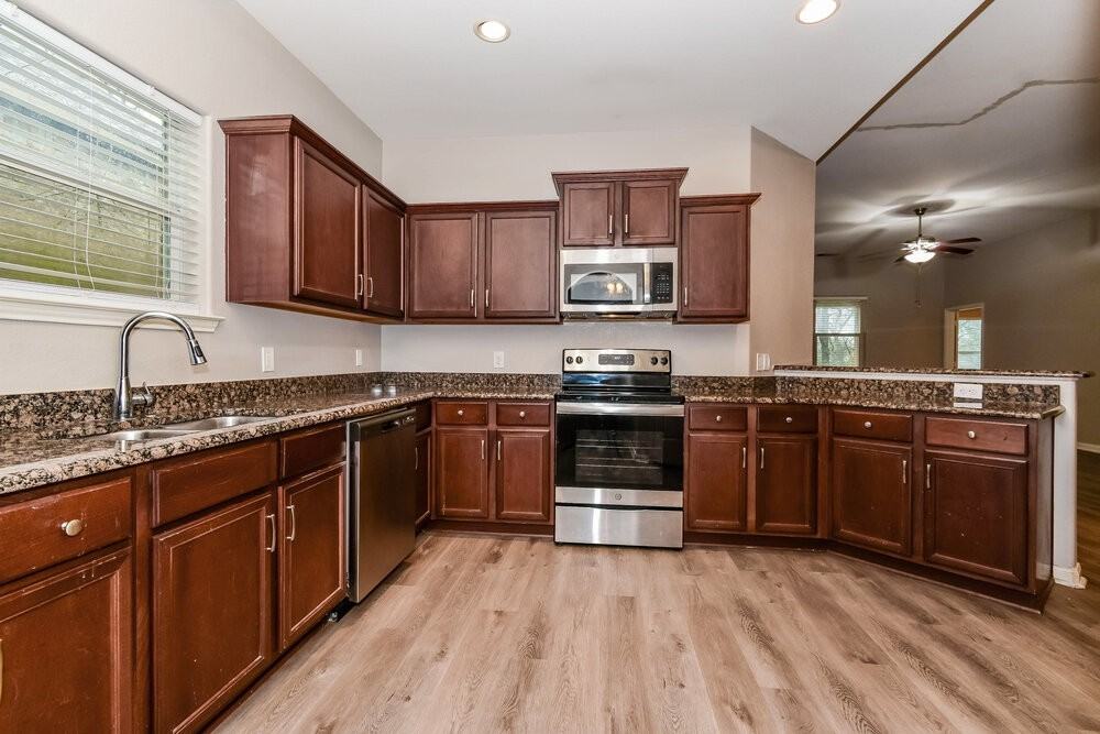 1613 Mesquite Ln - Photo 5 of 16