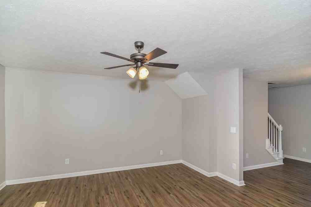 3565 Mount View Ridge Dr - Photo 4 of 17