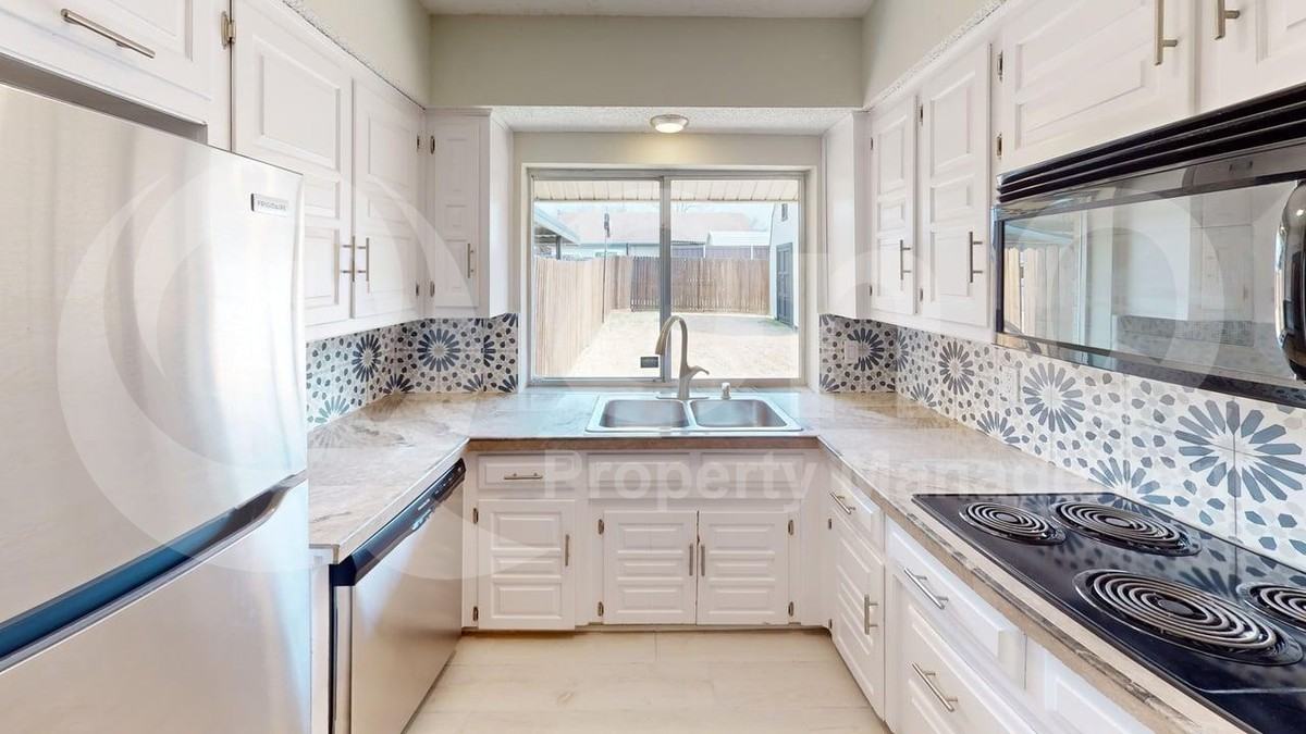 1434 Creekwood Ln - Photo 3 of 16