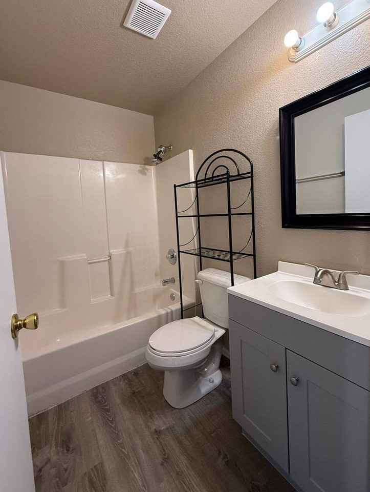 1717 Oakshire Ln #A - Photo 5 of 10