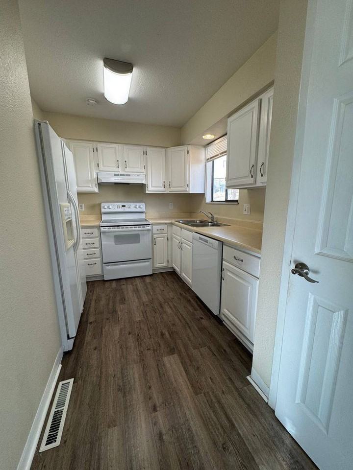 605 W 15th St #605 - Photo 2 of 10