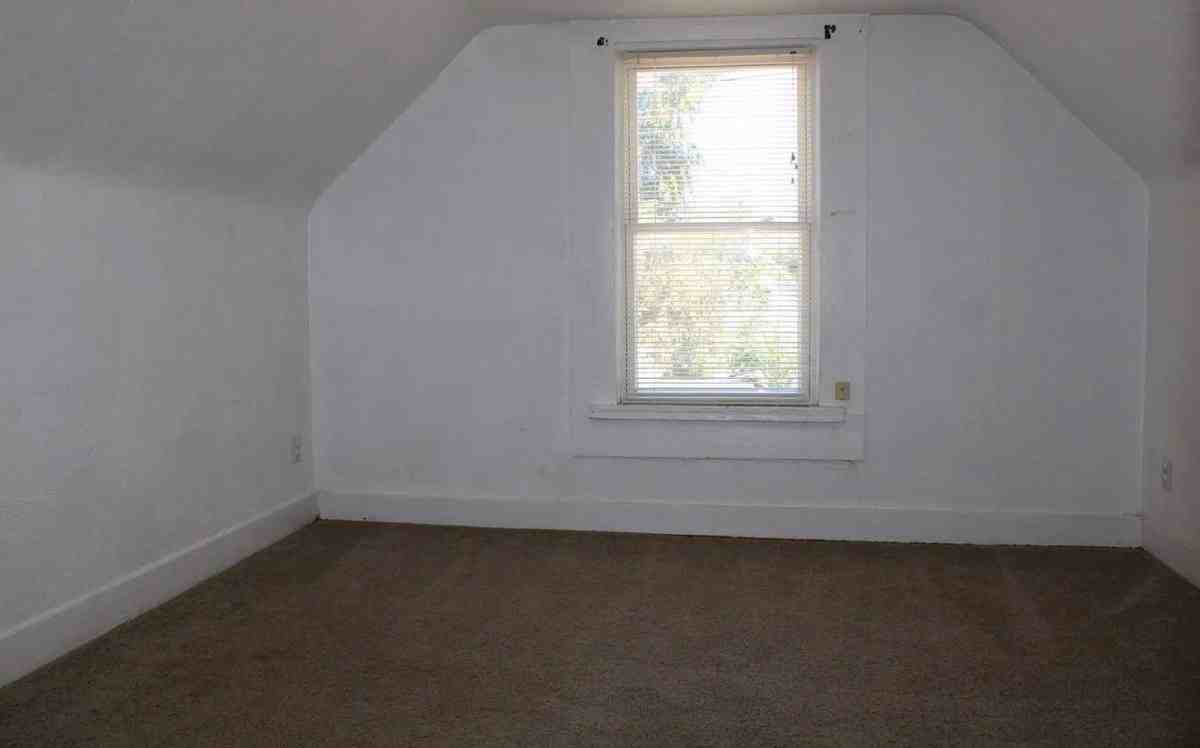 1012 Cedar St - Photo 7 of 10