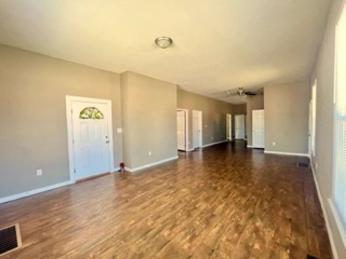 1201 Pine St - Photo 4 of 10