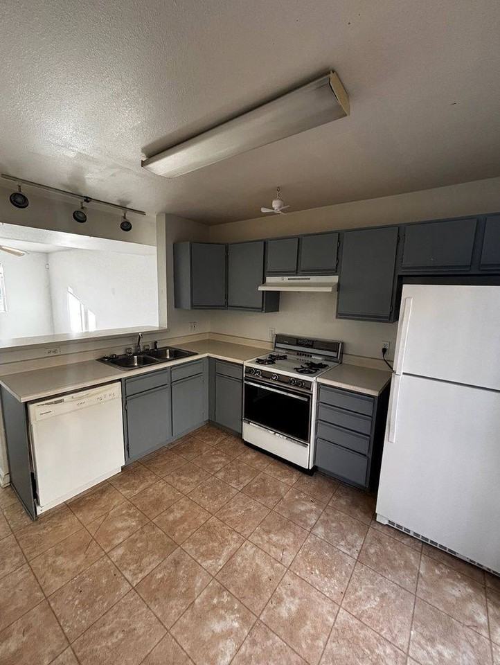 28 Yorkshire Rd #C - Photo 4 of 10