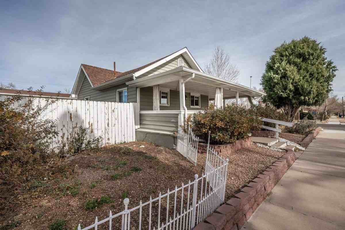 903 W 15th St - Photo 2 of 10