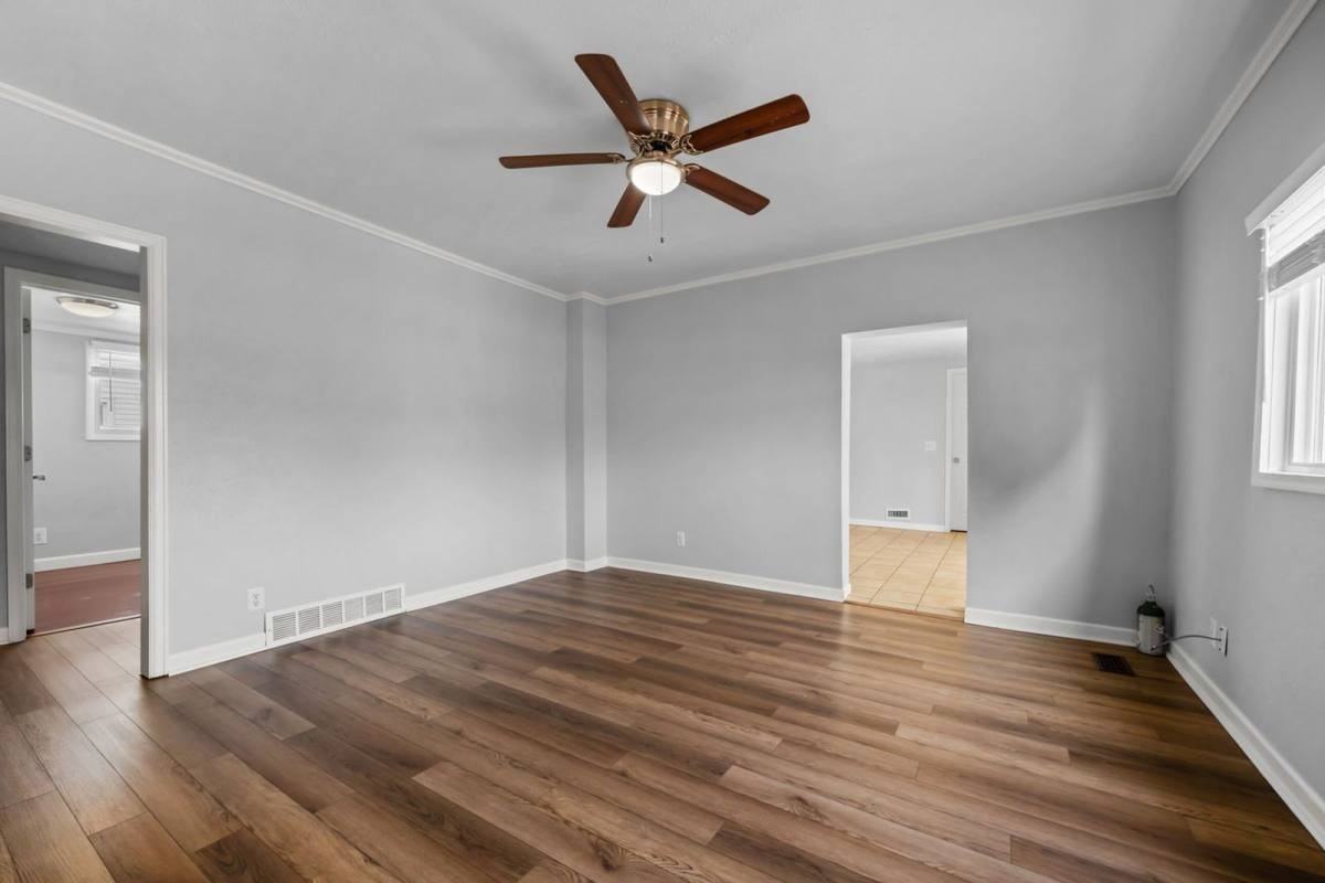 903 W 15th St - Photo 7 of 10