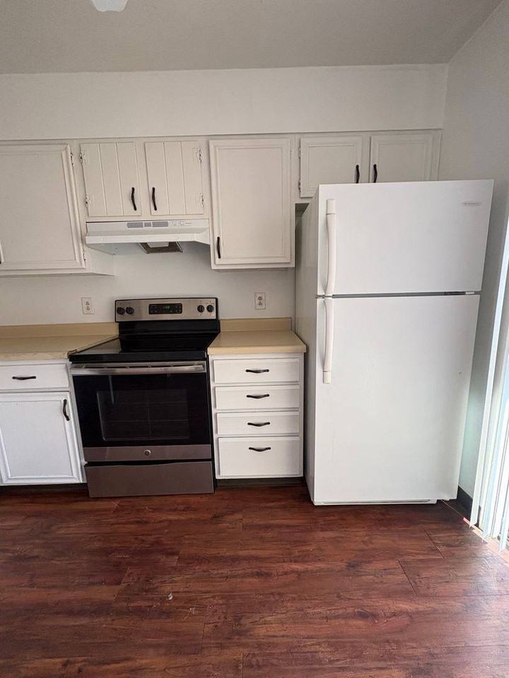 1928 N Salem Ave - Photo 3 of 10