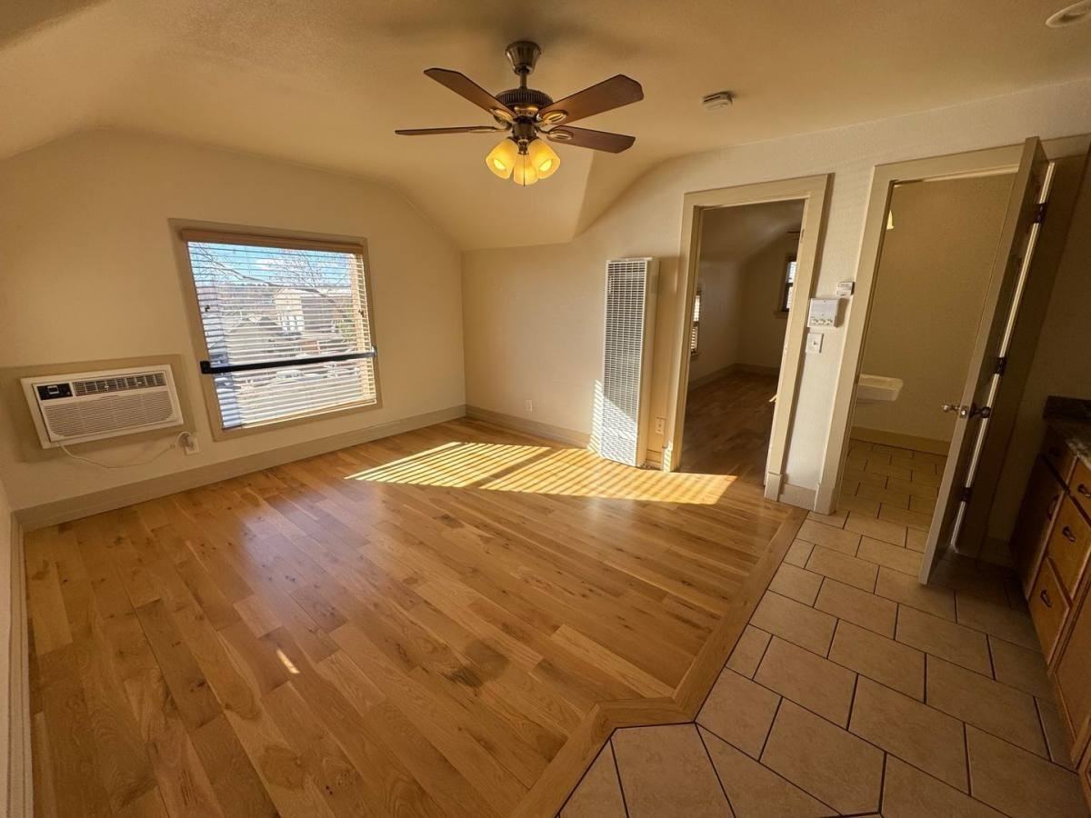 902 W 11th St #2 - Photo 2 of 8