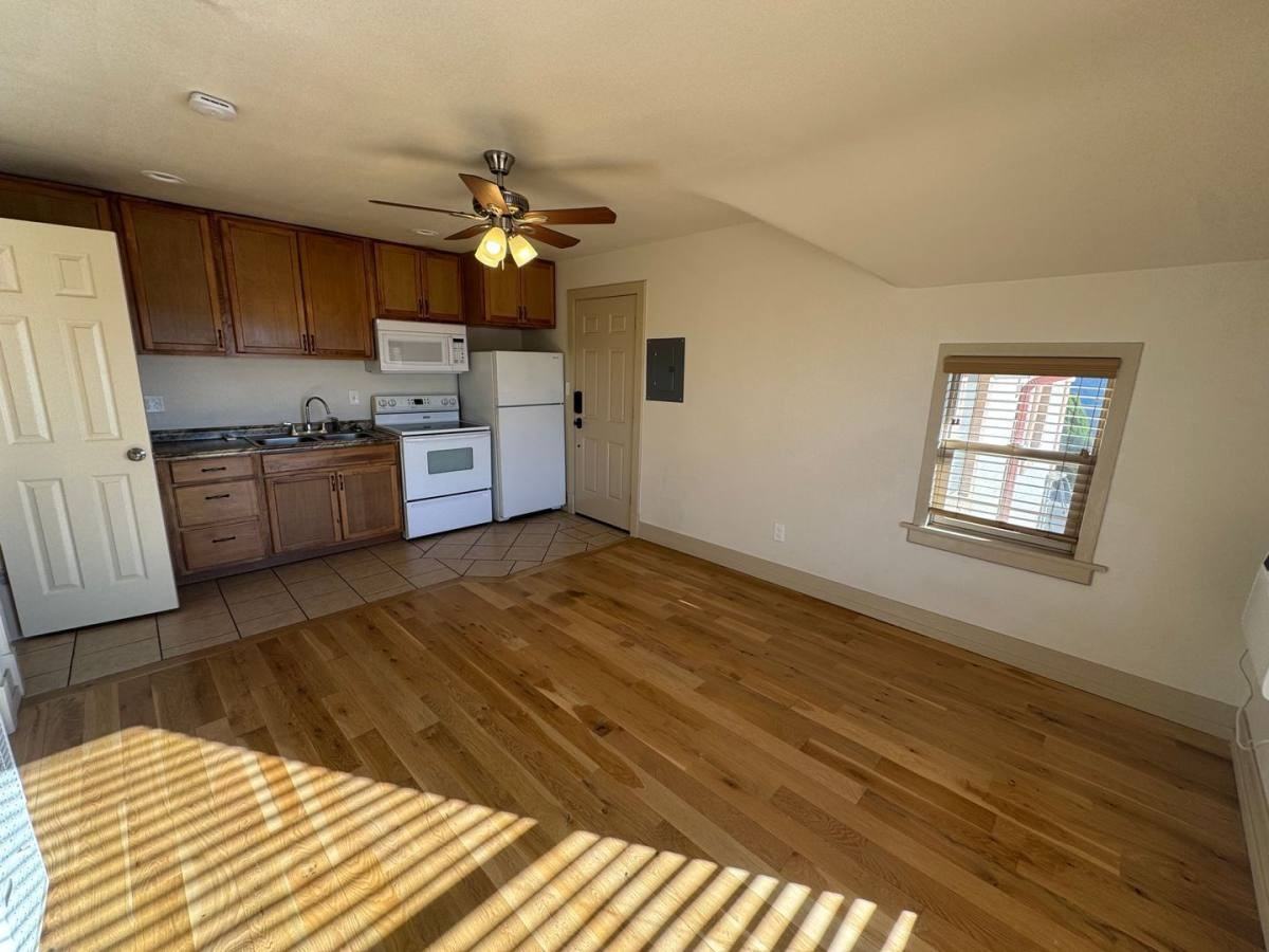 902 W 11th St #2 - Photo 3 of 8