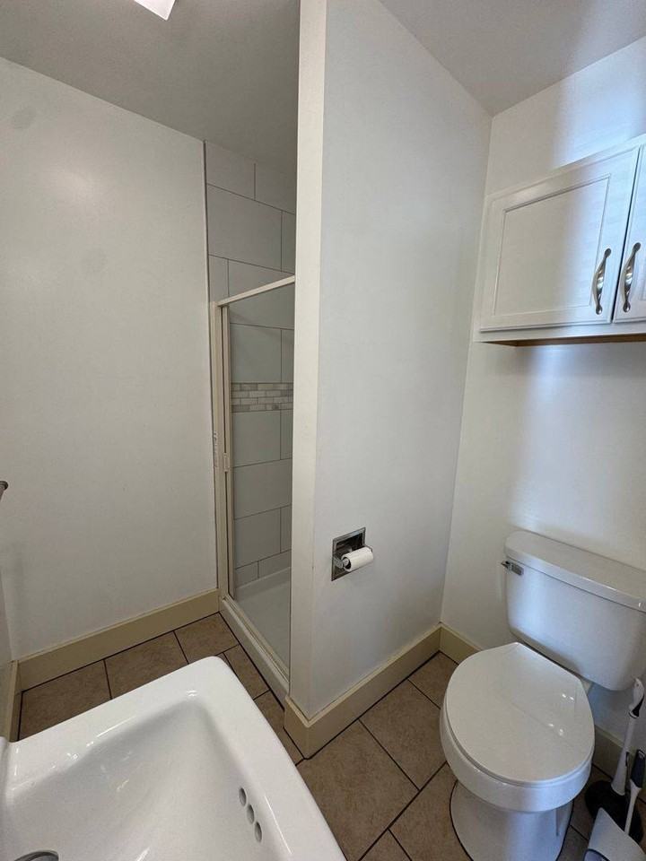 902 W 11th St #2 - Photo 5 of 8