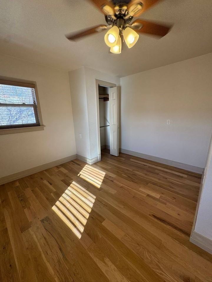 902 W 11th St #2 - Photo 7 of 8