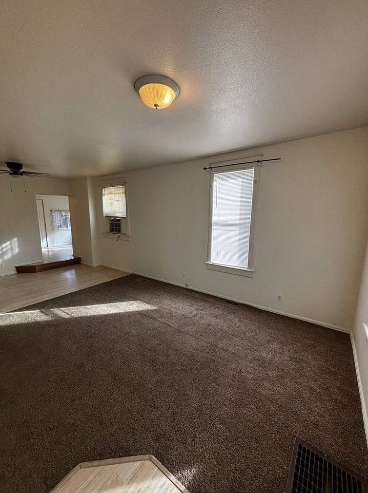 1210 N Elizabeth St - Photo 3 of 10