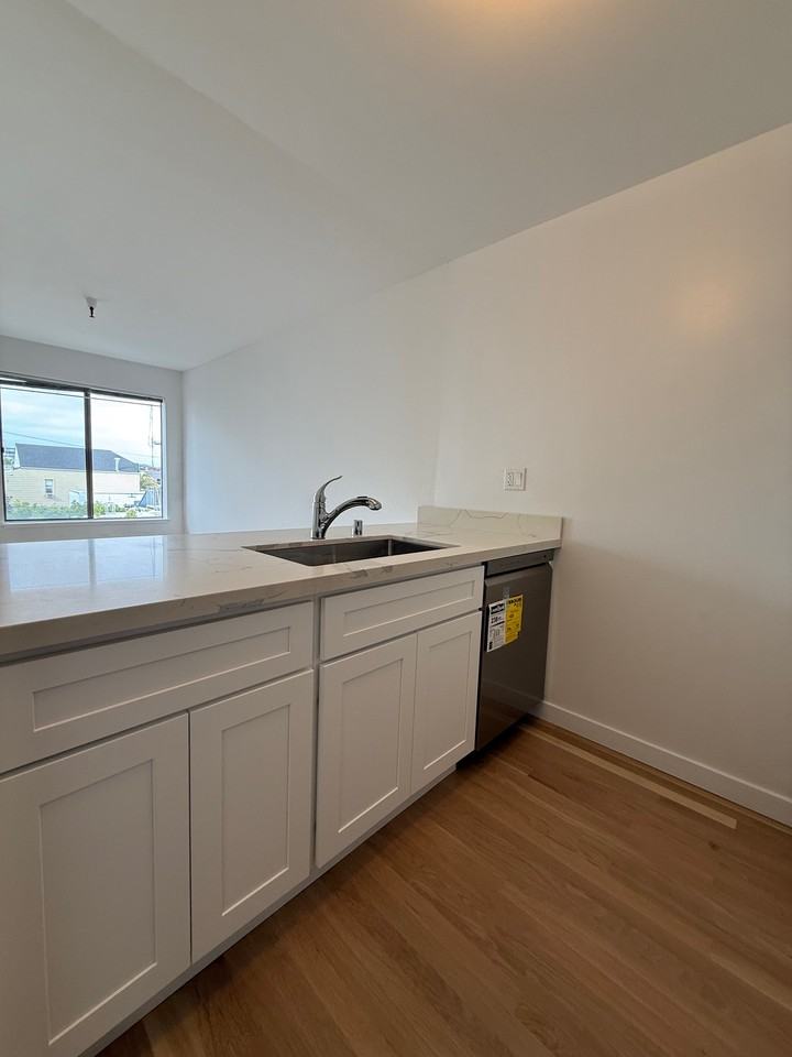 2711 Octavia St #102 - Photo 5 of 10