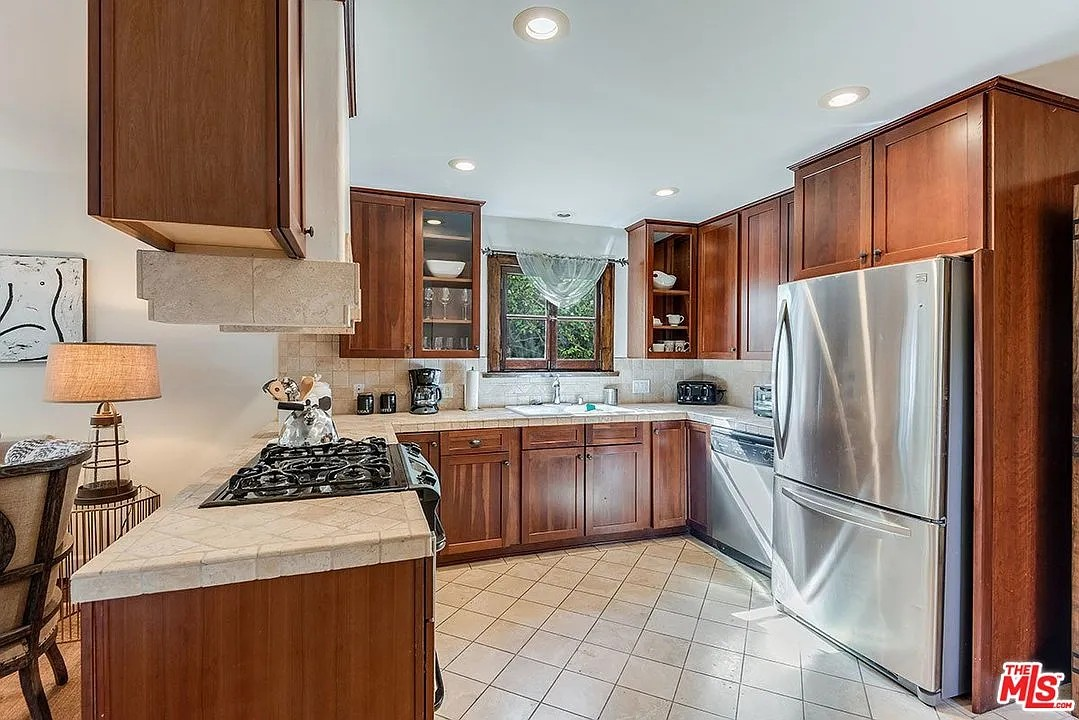 835 N Sycamore Ave - Photo 3 of 13