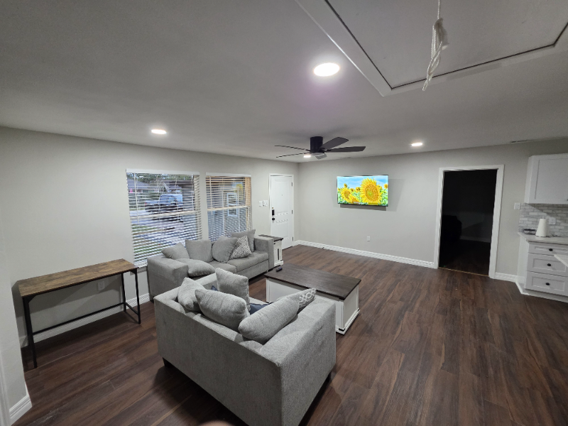 704 S Kansas Ave - Photo 5 of 10