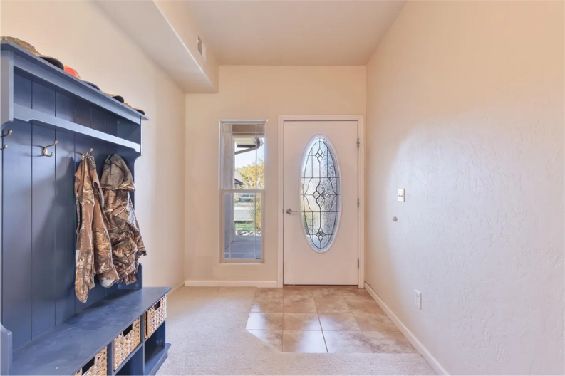 829 Montclair Dr - Photo 2 of 20