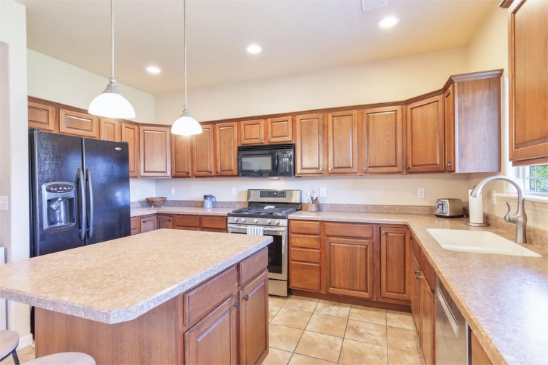 829 Montclair Dr - Photo 3 of 20