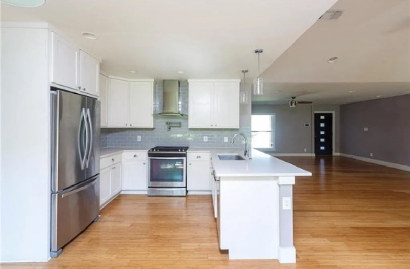 2509 Loyola Ln - Photo 4 of 10