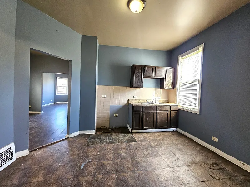 12026 S Union Ave - Photo 6 of 7