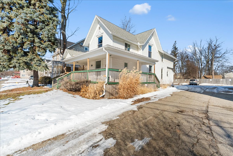 412 W Genesee St #412 - Photo 3 of 12