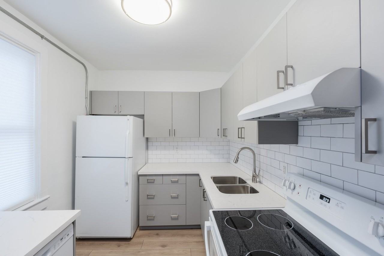 15 Indian Road Cres - Photo 5 of 12