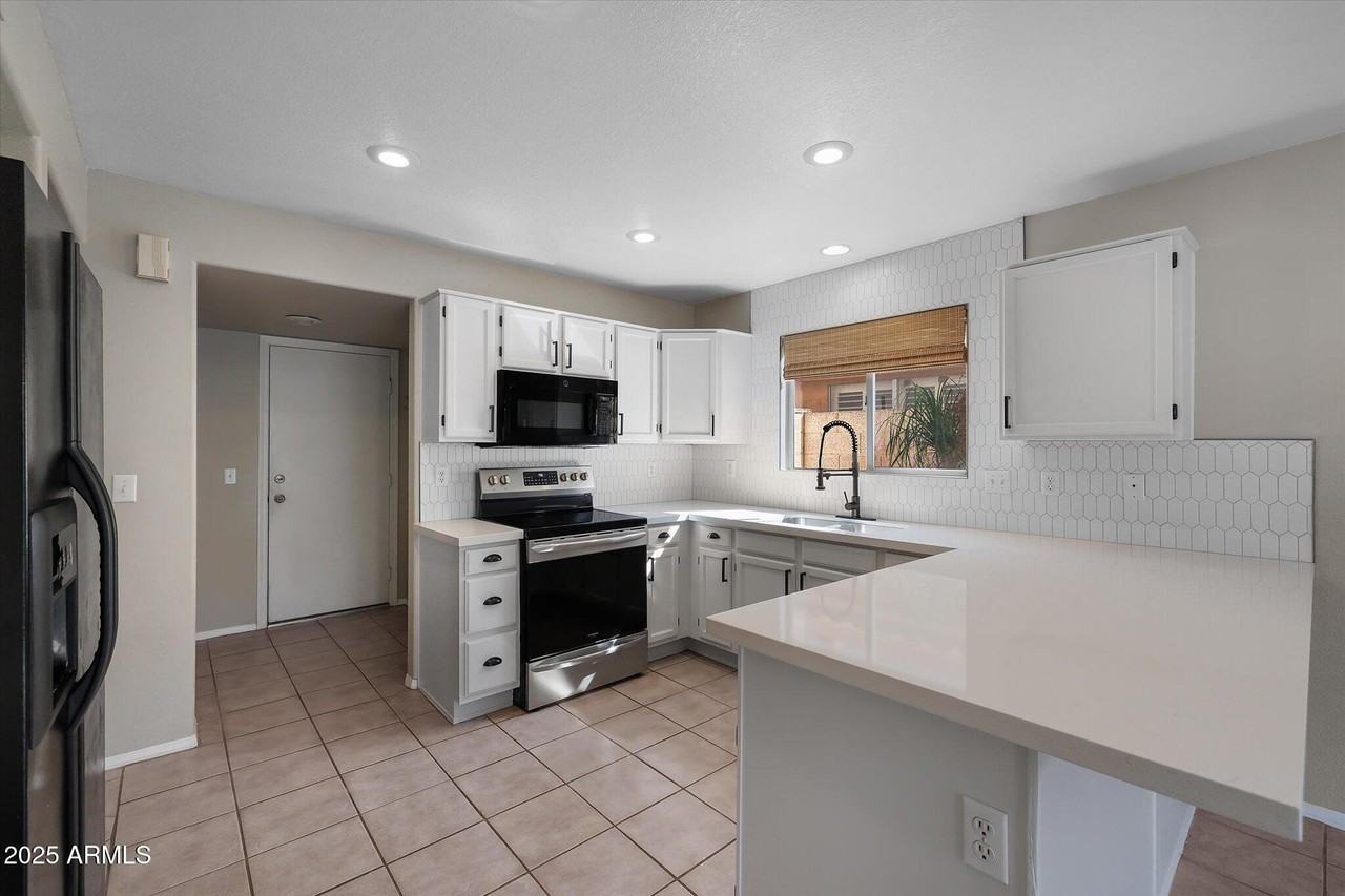 1683 W Maplewood St - Photo 7 of 28